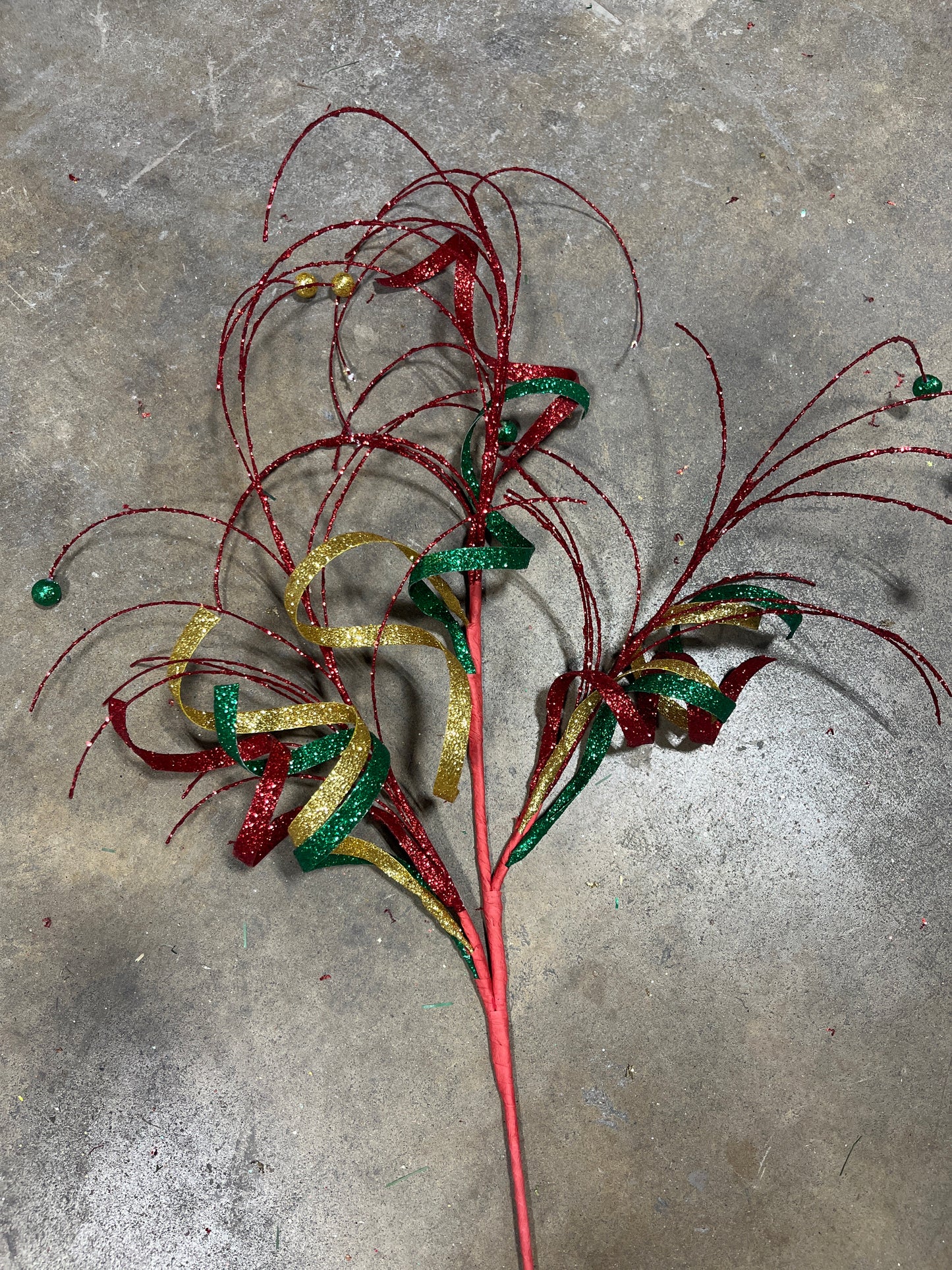 33"L GLTTR CURL/MONOFILAMENT BALL SPRAY red green gold