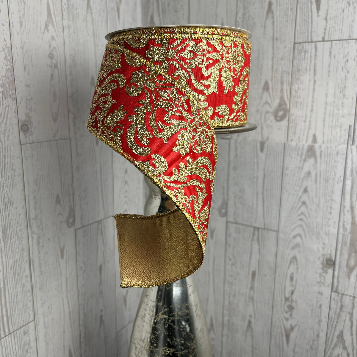 2.5"X10YD BOLD DAMASK/MET FUSED BACK Red Light Gold