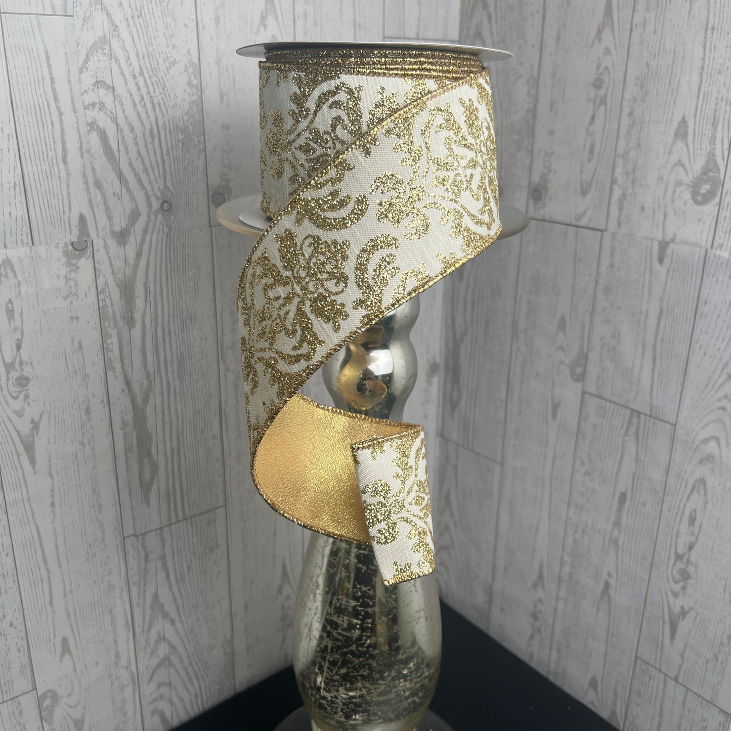 2.5"X10YD BOLD DAMASK/MET FUSED BACK Ivory Gold