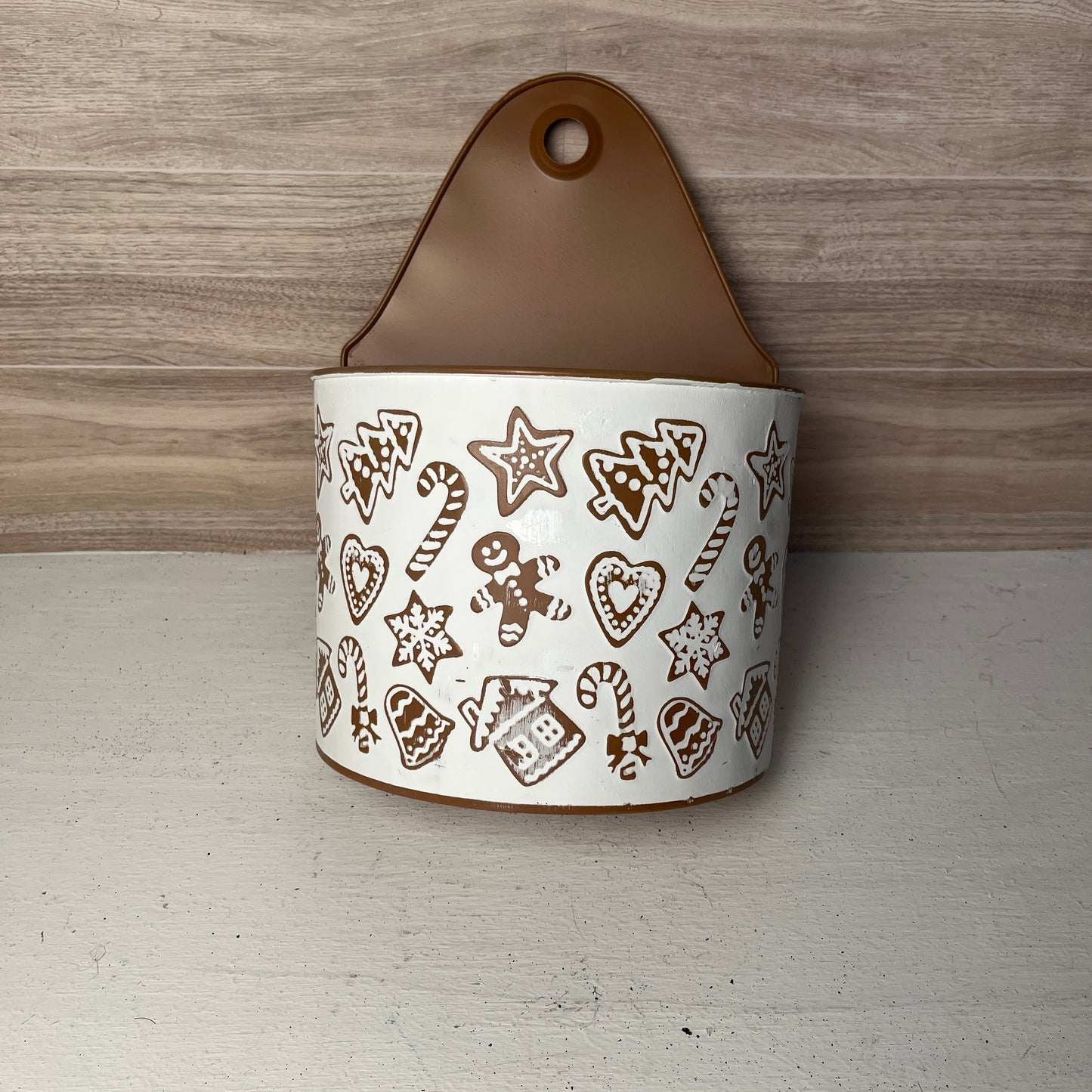 11"H X 7.5L Gingerbread Wall Pocket White Tan