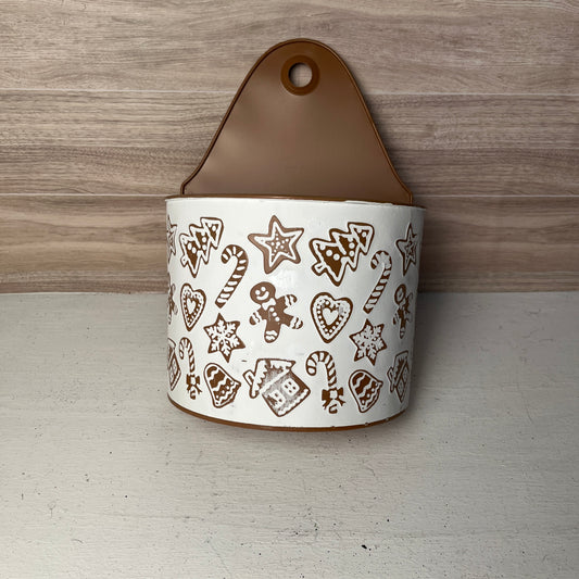 11"H X 7.5L Gingerbread Wall Pocket White Tan